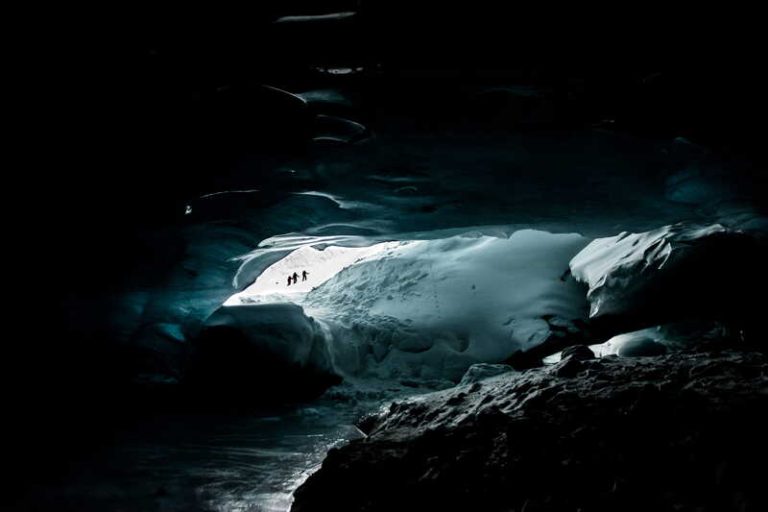 La grotte roumaine dans laquelle une bactérie résistante aux antibiotiques modernes a été retrouvée dans la glace.