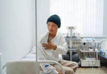 Chimiothérapie : quels sont les effets sur le corps ? Un homme reçoit une séance de chimiothérapie dans le cadre du traitement de son cancer.