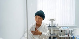 Chimiothérapie : quels sont les effets sur le corps ? Un homme reçoit une séance de chimiothérapie dans le cadre du traitement de son cancer.