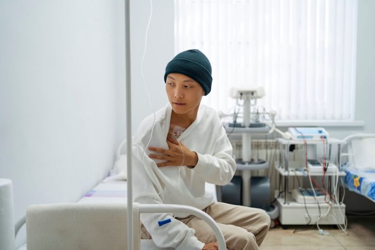 Un homme reçoit une séance de chimiothérapie dans le cadre du traitement de son cancer.