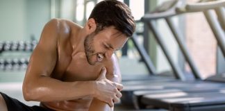 Muscles : comment réagir en cas de claquage ? Un homme a interrompu sa séance de sport après avoir ressenti une douleur intense, suspectant un claquage musculaire.