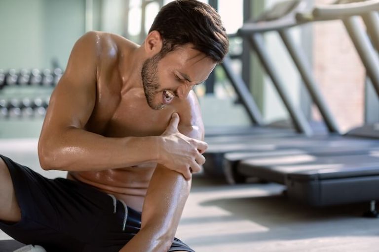 Un homme a interrompu sa séance de sport après avoir ressenti une douleur intense, suspectant un claquage musculaire.