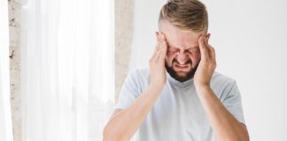 Corticoïdes : quels sont les dangers de ces anti-inflammatoires ? Un homme ressent soudainement un mal de tête intense et soupçonne que la prise de corticoïdes en soit la cause.