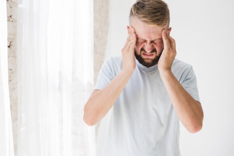 Un homme ressent soudainement un mal de tête intense et soupçonne que la prise de corticoïdes en soit la cause.