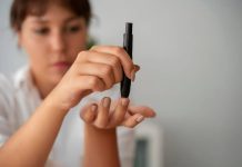 Insuline et diabète : quand le sucre reste dans le sang… que se passe-t-il ? Une femme contrôle régulièrement son taux de sucre dans le sang en raison d’un déséquilibre lié à l’insuline.