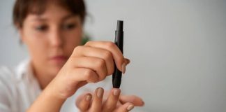 Insuline et diabète : quand le sucre reste dans le sang… que se passe-t-il ? Une femme contrôle régulièrement son taux de sucre dans le sang en raison d’un déséquilibre lié à l’insuline.