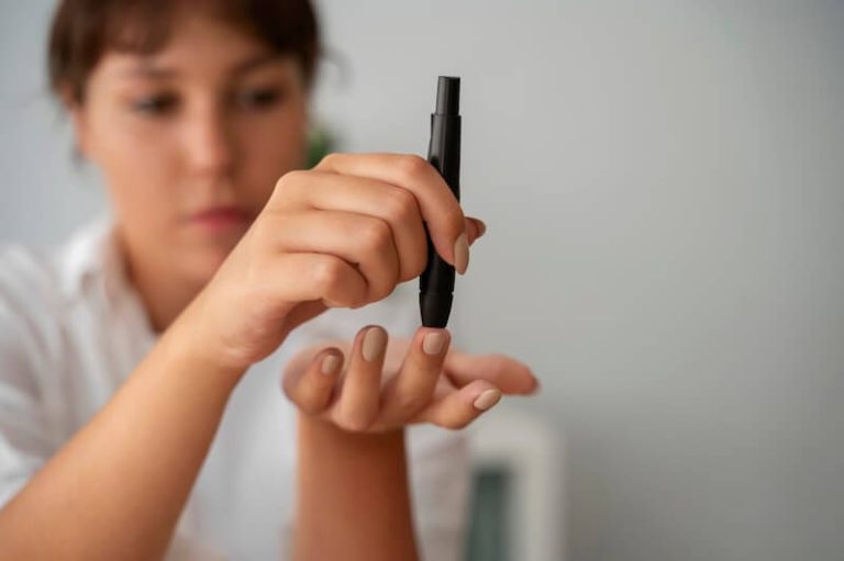 Une femme contrôle régulièrement son taux de sucre dans le sang en raison d’un déséquilibre lié à l’insuline.