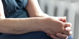 Maladie de Parkinson : la recherche avance, les thérapies aussi ! Une femme atteinte de la maladie de Parkinson qui attend un nouveau traitement.