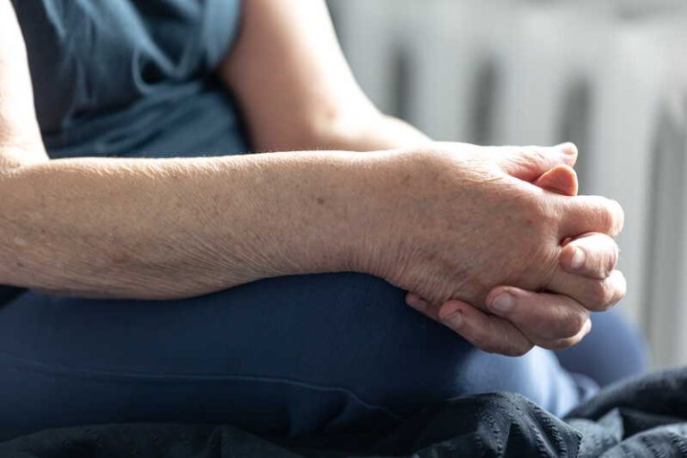 Une femme atteinte de la maladie de Parkinson qui attend un nouveau traitement.