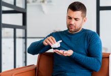 Effet nocebo : quand la simple peur du médicament vous rend malade Un homme asymptomatique reçoit un traitement de type placebo.