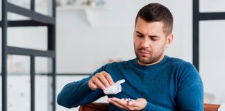 Effet nocebo : quand la simple peur du médicament vous rend malade Un homme asymptomatique reçoit un traitement de type placebo.