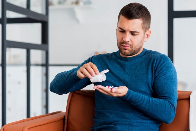 Un homme asymptomatique reçoit un traitement de type placebo.