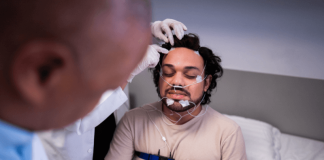 Polysomnographie : votre sommeil analysé… pendant que vous dormez Un homme va réaliser une polysomnographie, car il suspecte que son sommeil n’est pas de bonne qualité et qu’il est trop agité.