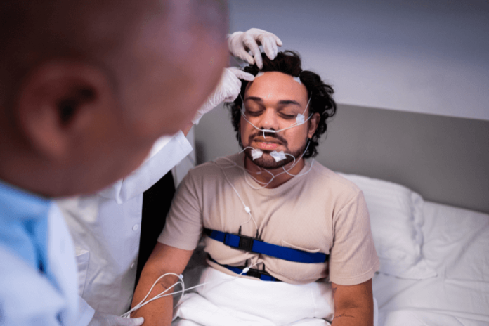 polysomnographie apnée saos sommeil analyses diagnostic respiration hypopnée ronflements causes obstruction surpoids somnolence fatigue traitement ppc oxygénation micro-éveils ma sante Un homme va réaliser une polysomnographie, car il suspecte que son sommeil n’est pas de bonne qualité et qu’il est trop agité.