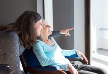 Aidants familiaux : ces héros du quotidien qui s’épuisent en silence Une jeune femme aidante en compagnie de sa mère.