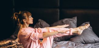 Activité physique : est-il bon de faire du sport avant de dormir ? Une femme pratiquant une séance d'abdominaux avant de se coucher.