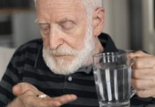 Statines : et si la douleur était (surtout) dans la tête ? Un homme prend des statines et soufferte douleurs musculaires