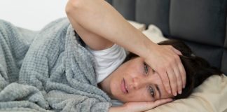 Sueurs nocturnes : pourquoi transpire-t-on autant la nuit ? Une femme qui se réveille en pleine nuit, en nage, victime de sueurs nocturnes