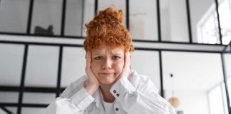 Trous de mémoire fréquents : début d’Alzheimer ou surcharge cérébrale ? Une jeune femme qui a l’impression de perdre la tête à cause de trous de mémoire fréquents.