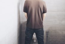 Urine odorante et colorée : simple déshydratation ou vrai problème de santé ? Un homme se rend aux toilettes et remarque un changement de couleur ainsi qu’une odeur plus forte que d’habitude dans ses urines. Il suspecte une infection urinaire.