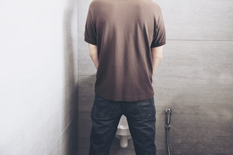 Un homme se rend aux toilettes et remarque un changement de couleur ainsi qu’une odeur plus forte que d’habitude dans ses urines. Il suspecte une infection urinaire.