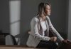 À 40 ans, le doute s’installe : et si la vie que vous avez construite n’était pas vraiment la vôtre ? Une femme de 40 ans qui se sent seule et remet sa vie en question.