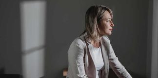 À 40 ans, le doute s’installe : et si la vie que vous avez construite n’était pas vraiment la vôtre ? Une femme de 40 ans qui se sent seule et remet sa vie en question.