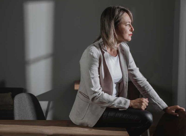 Une femme de 40 ans qui se sent seule et remet sa vie en question.