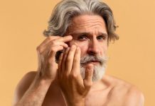 Acide hyaluronique : une substance essentielle pour la peau Un homme se regarde dans le miroir et remarque l’apparition de rides, suspectant un manque d’acide hyaluronique.