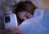 Les nuits de plus en plus courtes des ados mettent leur cerveau sous pression Une jeune adolescente qui dort très peu, obnubilée par les écrans.