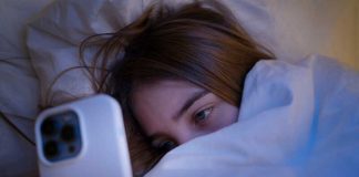 Les nuits de plus en plus courtes des ados mettent leur cerveau sous pression Une jeune adolescente qui dort très peu, obnubilée par les écrans.
