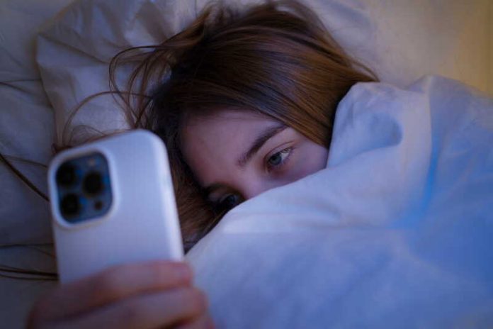 Adolescents des nuits de plus en plus courtes un cerveau sous pression Ma Santé Une jeune adolescente qui dort très peu, obnubilée par les écrans.
