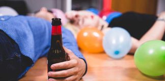 Alcool, cannabis, tabac : les excès de jeunesse se paient des années plus tard Des jeunes ayant consommé de l’alcool et des drogues de manière excessive.