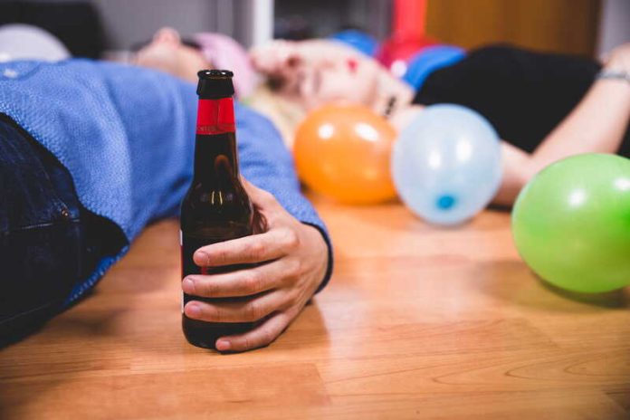 Alcool cannabis tabac les excès de jeunesse se paient des années plus tard Ma Santé Des jeunes ayant consommé de l’alcool et des drogues de manière excessive.