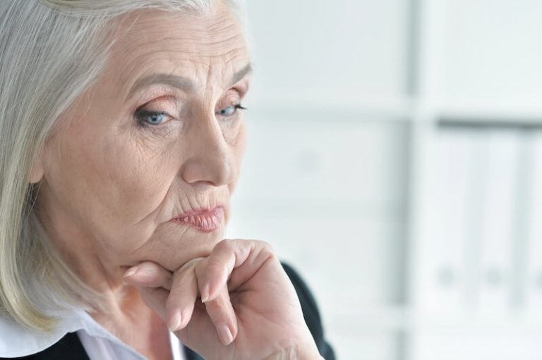 Une femme présentant les symptômes de la maladie d'Alzheimer.