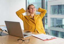 Et si le salaire n’était plus le vrai moteur du travail ? Une femme heureuse au travail parce qu’elle s’y sent bien, reconnue et en accord avec ce qu’elle fait, bien au-delà du salaire.