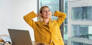 Et si le salaire n’était plus le vrai moteur du travail ? Une femme heureuse au travail parce qu’elle s’y sent bien, reconnue et en accord avec ce qu’elle fait, bien au-delà du salaire.