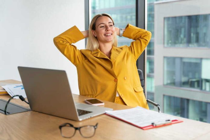 Ambiance sens équilibre les nouvelles attentes au travail Ma Santé Une femme heureuse au travail parce qu’elle s’y sent bien, reconnue et en accord avec ce qu’elle fait, bien au-delà du salaire.
