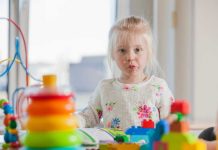 Amiante dans des jouets pour enfants : quels sont les objets concernés ? Un enfant qui joue avec des jouets fabriqués avec de l’amiante.