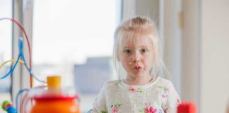 Amiante dans des jouets pour enfants : quels sont les objets concernés ? Un enfant qui joue avec des jouets fabriqués avec de l’amiante.