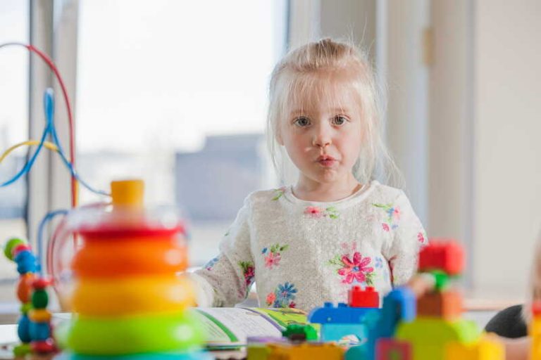 Un enfant qui joue avec des jouets fabriqués avec de l’amiante.