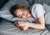 Avant de dormir : 6 habitudes qui pourraient vous rendre plus heureux Une femme qui se couche après avoir accompli sa routine du soir pour être plus heureuse.