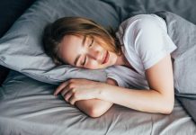 Avant de dormir : 6 habitudes qui pourraient vous rendre plus heureux Une femme qui se couche après avoir accompli sa routine du soir pour être plus heureuse.