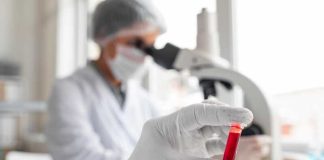 Bientôt un test sanguin pour mesurer l’anxiété ? Un chercheur qui étudie le sang de plusieurs patients pour y détecter des marques génétiques d’anxiété.