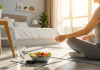 Comment maintenir une bonne santé au quotidien ? Une jeune femme en pleine séance de relaxation.