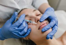 Botox et acide hyaluronique : l’essor inquiétant des injections illégales Une femme qui fait des injections illégales de Botox.