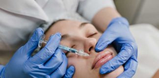 Botox et acide hyaluronique : l’essor inquiétant des injections illégales Une femme qui fait des injections illégales de Botox.