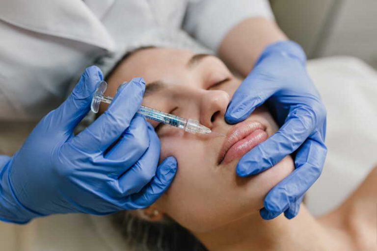 Une femme qui fait des injections illégales de Botox.
