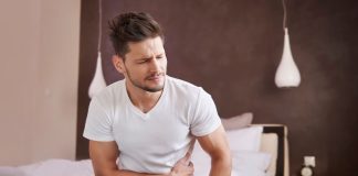 Calcul rénal : quels sont les symptômes de la colique néphrétique ? Un homme ressent une douleur au-dessus des côtes et suspecte la présence de calculs rénaux.