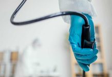 Cancer colorectal : pourquoi encourager le dépistage si le suivi… ne suit pas ? Un médecin qui se prépare à réaliser une coloscopie à la suite d'un dépistage du cancer colorectal revenu poositif .